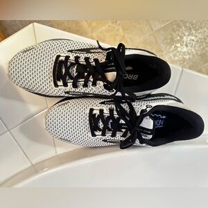 Brooks Womens 7.5 Shoes